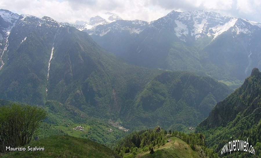 27 Dalla Vetta della Torcola. La Val Fondra. In basso a sinistra Pusdosso.JPG